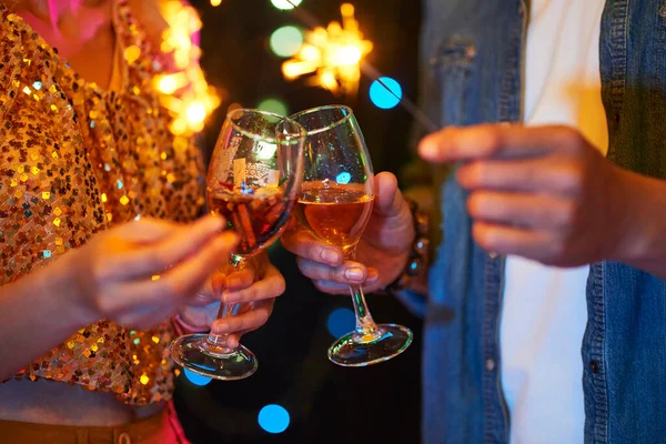 Coppia Bicchieri Champagne Clinking Bruciore Luci Bengala Alla Festa Capodanno — Foto Stock
