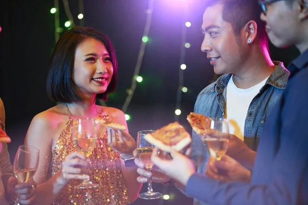 Gruppo Giovani Che Bevono Champagne Mangiano Snack Alla Festa Notturna — Foto Stock