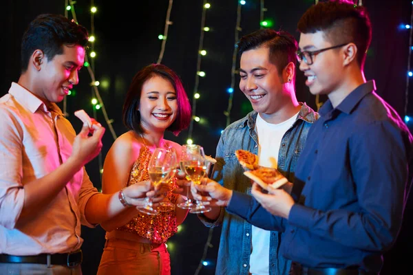 在新年晚会上 年轻美丽的越南女人和朋友们一起喝酒和吃披萨 — 图库照片
