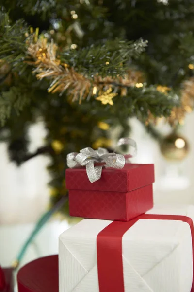 Pilha Presentes Sob Árvore Natal Decorada Casa Foco Seletivo Fotografia De Stock