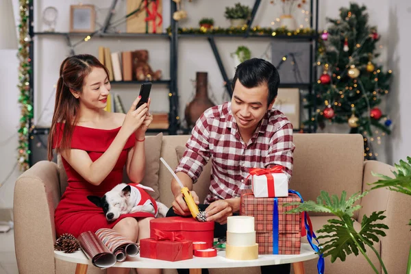 Vrij Lachende Jonge Vietnamese Vrouw Met Hond Slapen Haar Ronden — Stockfoto