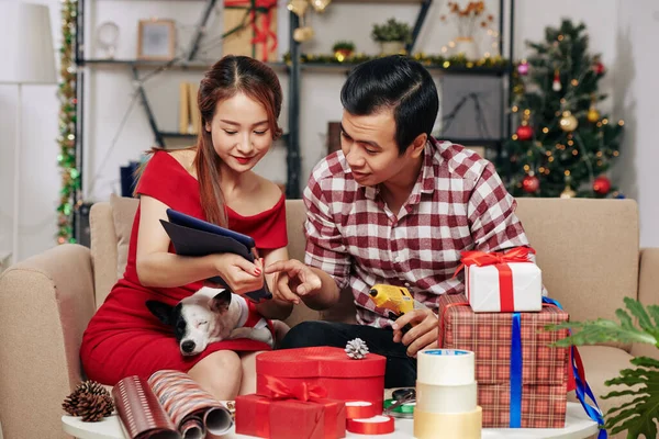 Casal Asiático Positivo Com Pequeno Cão Seguinte Tutorial Computador Tablet — Fotografia de Stock