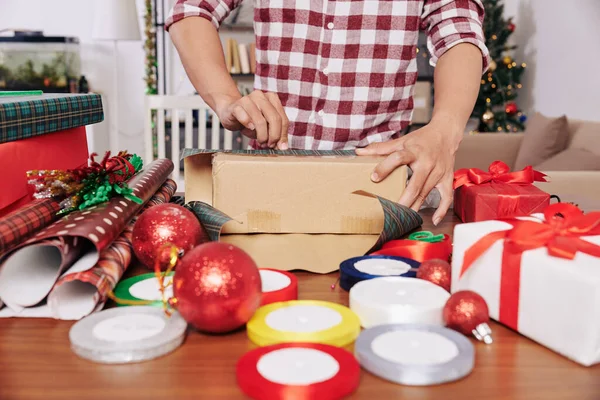Cropped Image Man Wrapping Gifts Friends Relatives Decorating Ribbons Baubles — ストック写真