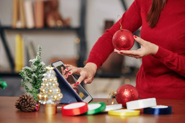 Zugeschnittenes Bild Einer Frau Mit Großer Roter Christbaumkugel Den Händen — Stockfoto