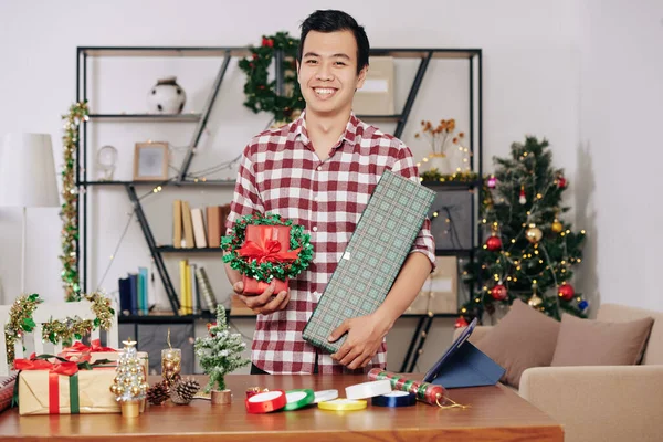 Feliz Joven Asiático Guapo Pie Mesa Con Regalos Envueltos Corona —  Fotos de Stock