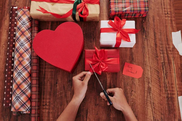 Mains Homme Décorant Des Cadeaux Noël Coupant Des Bords Ruban — Photo