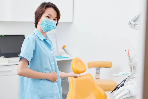 Ładny Młody Azji Pielęgniarka Medyczny Maska Zapraszając Pacjenta Dentystyczny Krzesło — Zdjęcie stockowe