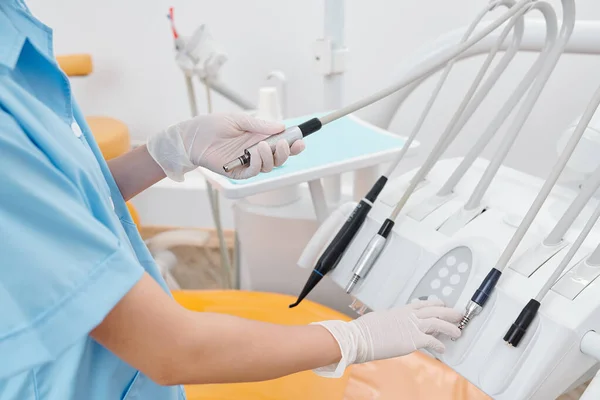 Imagen Recortada Del Dentista Femenino Guantes Goma Revisando Piezas Mano —  Fotos de Stock