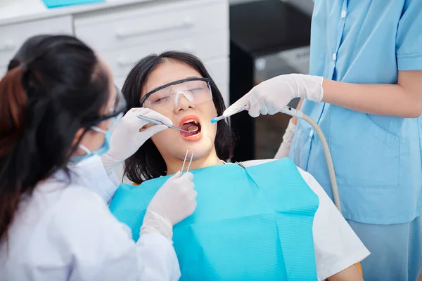 Dentista Usando Pequeño Espejo Revisar Los Dientes Del Paciente Cuando —  Fotos de Stock