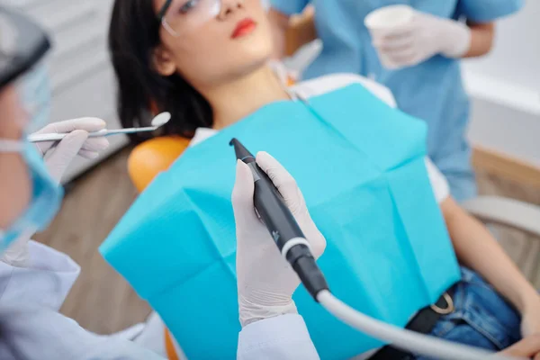 Dentysta Rękawiczkach Jednorazowego Użytku Przy Użyciu Małego Lusterka Wiertarki Podczas — Zdjęcie stockowe