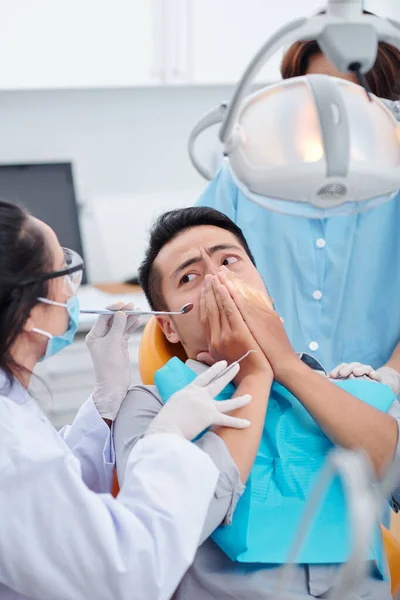 Dentiste Demandant Patient Effrayé Calmer Cesser Couvrir Bouche Afin Elle — Photo