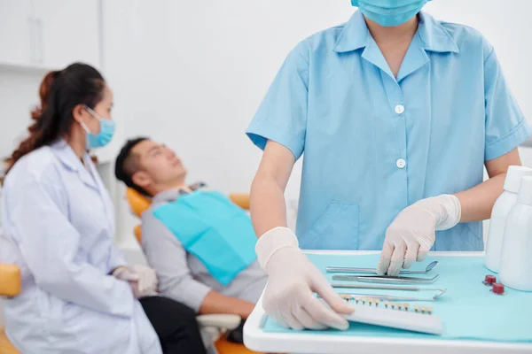 Asistente Guantes Látex Preparando Herramientas Para Dentista Que Habla Con —  Fotos de Stock