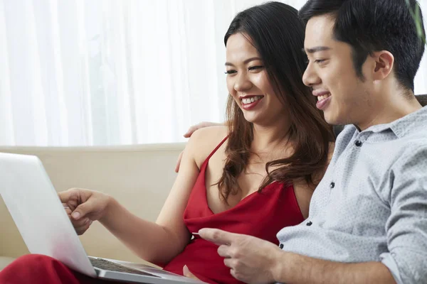 Jovem Casal Feliz Com Laptop Cartão Crédito Discutindo Que Comprar — Fotografia de Stock