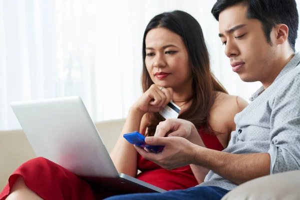 Casal Jovem Fazendo Cálculos Contando Soma Compra Antes Comprar Item — Fotografia de Stock