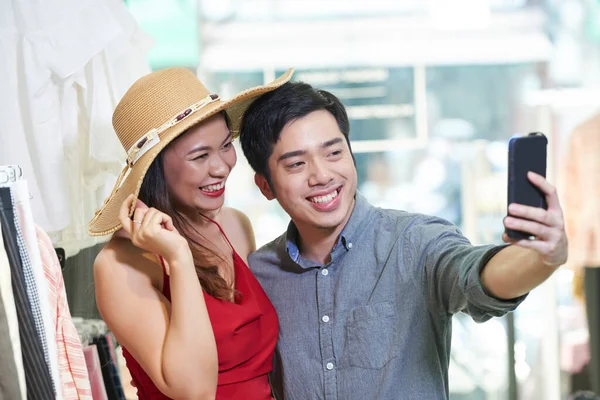 Joven Pareja Alegre Tomando Selfie Grandes Almacenes Cuando Van Compras — Foto de Stock