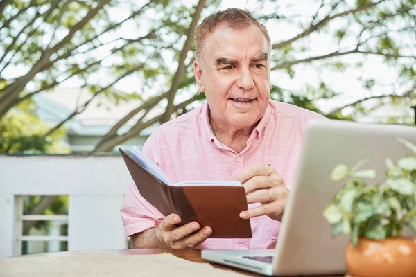 Portrait Aîné Vérifiant Les Mails Sur Écran Ordinateur Portable Prenant — Photo