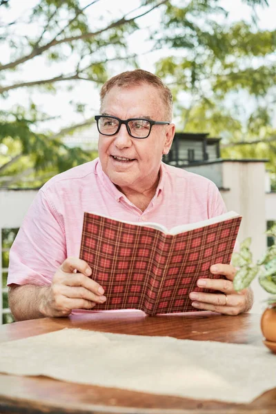 Portret Van Een Vrolijke Oudere Man Met Een Bril Buitenlucht — Stockfoto