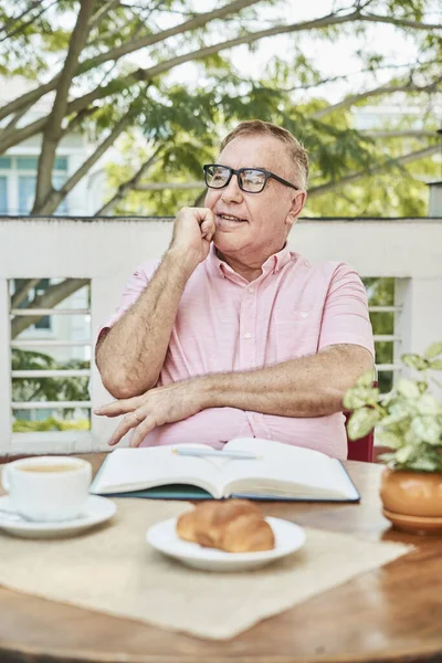 Retrato Del Anciano Pensativo Sonriente Desayunando Llenando Diario Con Pensamientos —  Fotos de Stock