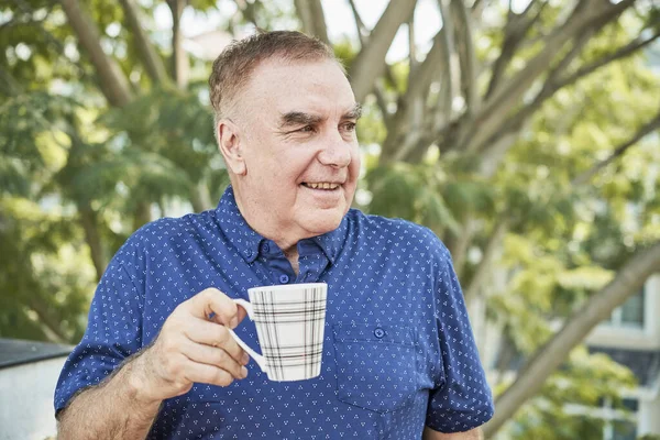 Retrato Homem Sênior Sorridente Livre Com Caneca Café Olhando Para — Fotografia de Stock