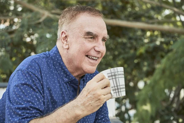 Felice Uomo Anziano Godendo Tazza Caffè Del Mattino Quando Piedi — Foto Stock