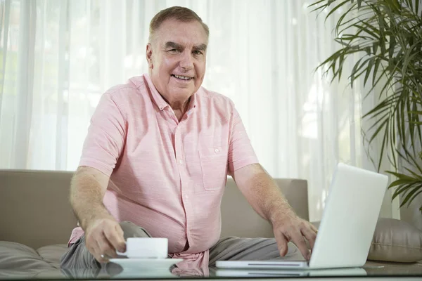 Retrato Sorrir Idoso Bebendo Xícara Café Trabalhando Laptop Casa — Fotografia de Stock