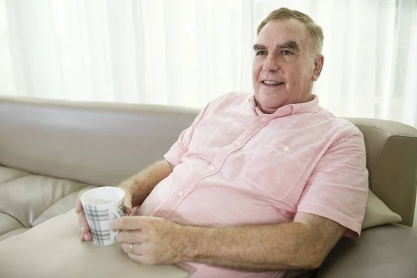Ritratto Uomo Anziano Positivo Che Rilassa Sul Divano Con Tazza — Foto Stock