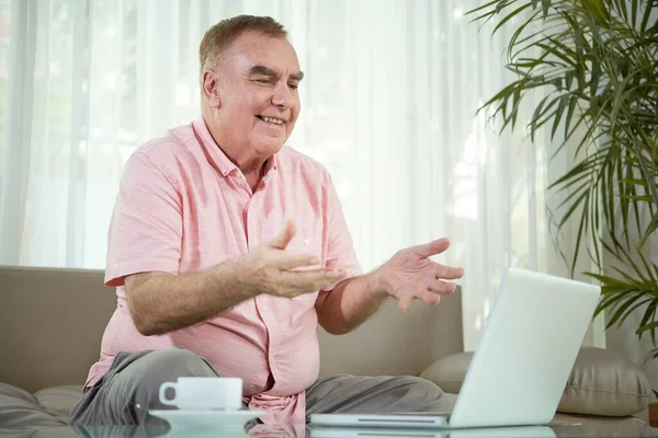 Lächelnder Älterer Mann Der Kaffee Trinkt Und Seinen Freund Oder — Stockfoto