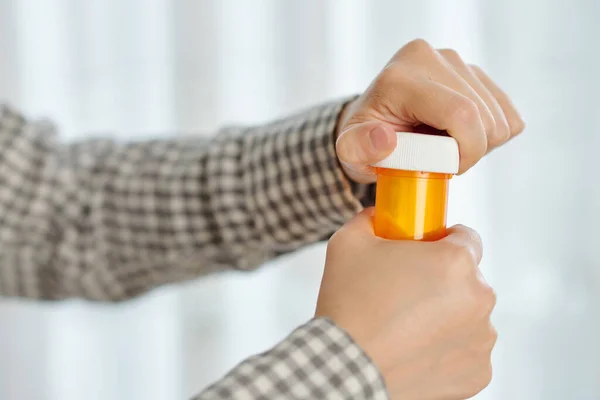 Zbliżenie Obrazu Pacjenta Otwierającego Plastikową Butelkę Tabletek Przyjmowaną Codziennie — Zdjęcie stockowe