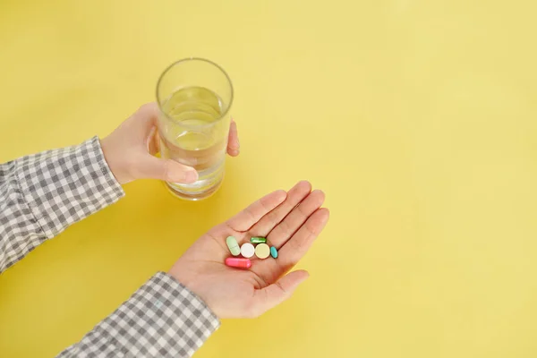 Las Manos Mujer Que Toma Puñado Píldoras Tabletas Colores Vaso — Foto de Stock