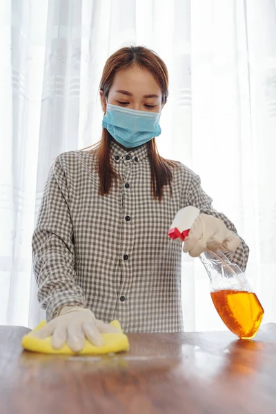Jonge Vietnamese Vrouw Medisch Masker Met Behulp Van Schoonmaakmiddel Bij — Stockfoto