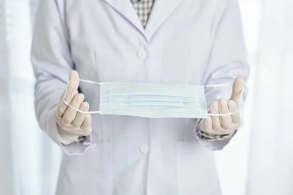 Zugeschnittenes Bild Einer Allgemeinmedizinerin Mit Latexhandschuhen Die Vor Schichtbeginn Krankenhaus — Stockfoto