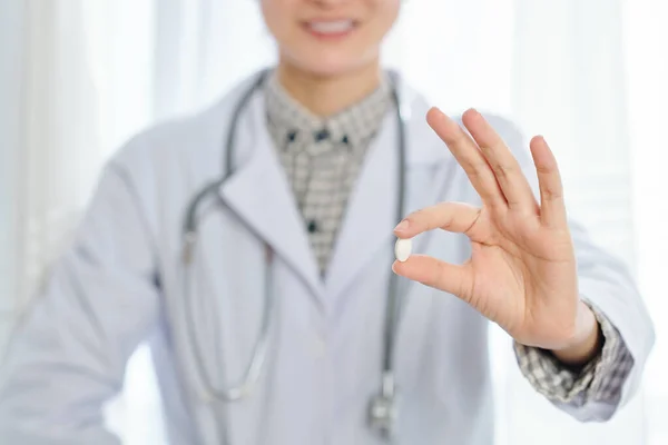 Beskuren Bild Leende Kvinnliga Allmänläkare Visar Tablett Smärtstillande — Stockfoto
