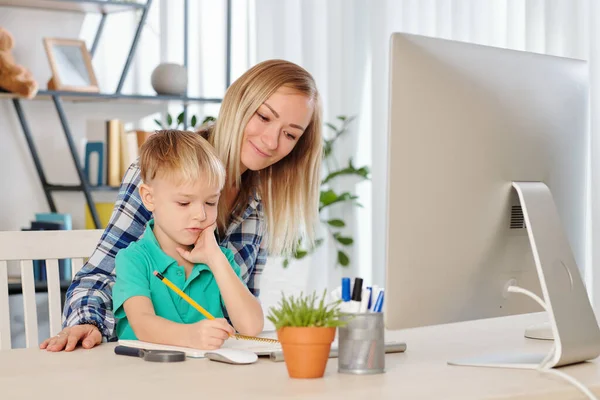 Jong Glimlachende Moeder Controleren Haar Kleine Zoon Doen Huiswerk Aan — Stockfoto