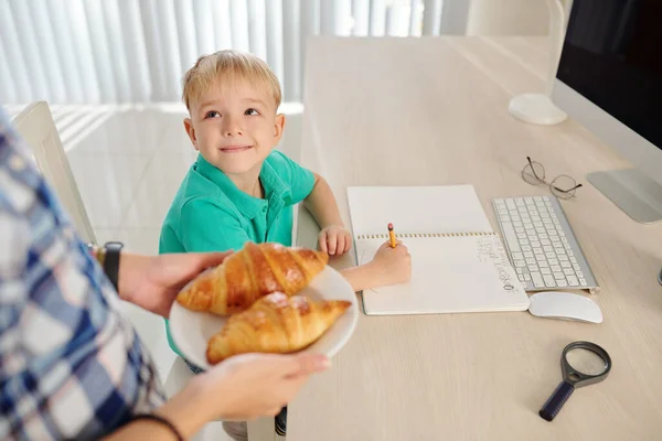 Matka Přináší Talíř Čerstvými Chutnými Croissanty Její Usmívající Syn Dělá — Stock fotografie