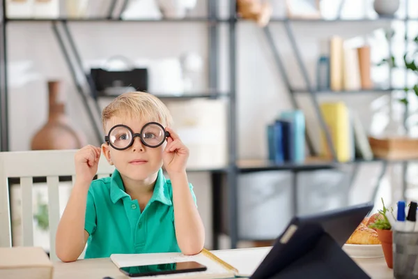 Grappige Schooljongen Zet Een Bril Met Dikke Lenzen Kijkt Naar — Stockfoto