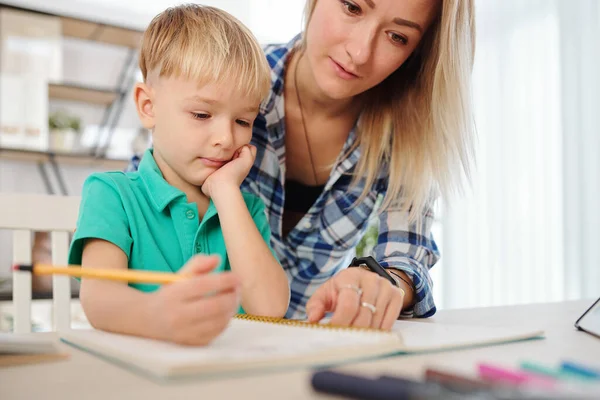 Madre Explicando Hijo Preadolescente Cómo Resolver Ecuación Cuando Hacen Tarea — Foto de Stock