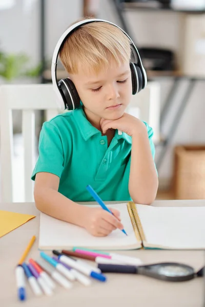 Talentierter Kreativer Schüler Hört Musik Über Kopfhörer Und Zeichnet Mit — Stockfoto