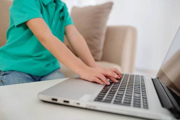 Imagen Recortada Niño Escribiendo Ordenador Portátil Cuando Estudia Casa Debido —  Fotos de Stock