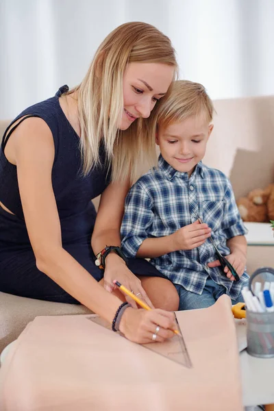 Moeder Tonen Haar Tiener Zoon Hoe Een Rechte Lijn Trekken — Stockfoto