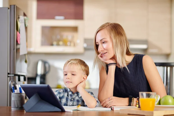 Madre Figlio Guardando Webinar Classe Online Tablet Quando Siede Tavolo — Foto Stock