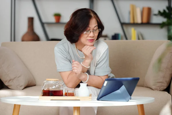 Senior Mujer Asiática Bebiendo Negro Viendo Película Computadora Tableta —  Fotos de Stock