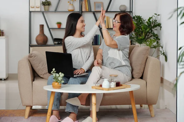 Gelukkig Senior Vrouw Haar Volwassen Dochter Geven Elkaar High Five — Stockfoto