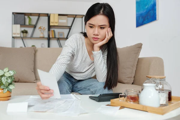 Beautiful Young Vietnamese Woman Sitting Couch Checking Every Bill She — Stock Photo, Image