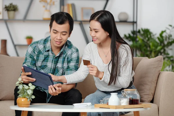 Vrolijk Jong Vietnamees Paar Met Creditcard Digitale Tablet Het Maken — Stockfoto