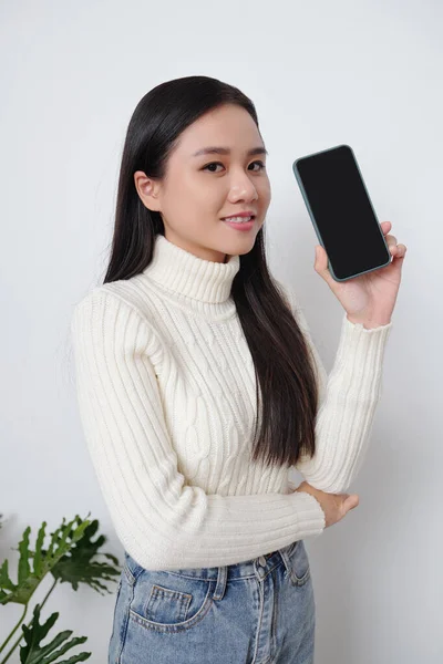 Retrato Mulher Vietnamita Muito Jovem Camisola Branca Mostrando Smartphone Com — Fotografia de Stock