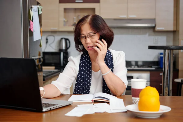 Wanita Senior Yang Serius Mengatur Keuangan Rumah Tangga Membayar Tagihan — Stok Foto