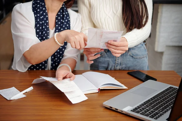 Hände Der Seniorin Erklären Erwachsene Tochter Wie Man Versorgungsrechnungen Online — Stockfoto