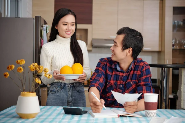 잘생긴 웃음을 베트남 남자가 오렌지 접시를 친구가 가져올 청구서를 확인하고 — 스톡 사진