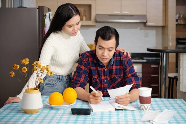 Hübsche Junge Asiatin Schaut Freund Der Stromrechnungen Checkt Und Spesensumme — Stockfoto