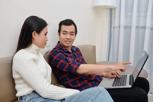 リビングルームでソファに座っているときに若いアジアのカップルの記入フォームとノートパソコン上のドキュメントオンライン — ストック写真